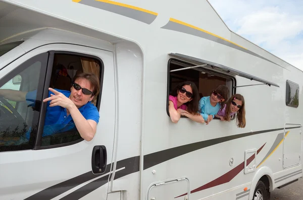 Vacaciones en familia, RV (autocaravana) viajar con niños — Foto de Stock