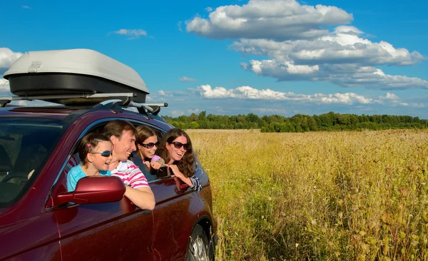Vacaciones familiares, viaje en coche en verano — Foto de Stock