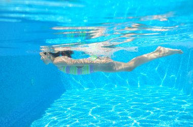 mutlu etkin alt sualtı havuzunda yüzüyor