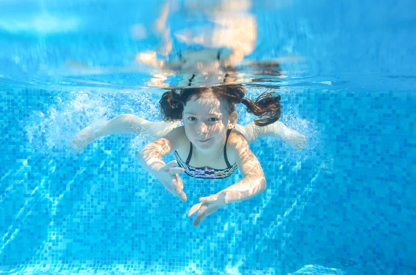 Feliz niño activo nada bajo el agua en la piscina — Foto de Stock