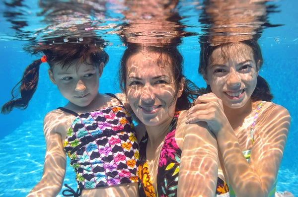Feliz família nadar debaixo d 'água na piscina — Fotografia de Stock