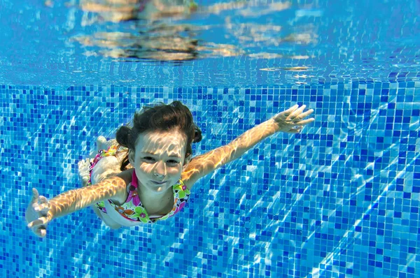 Glückliches aktives Kind schwimmt unter Wasser im Pool — Stockfoto