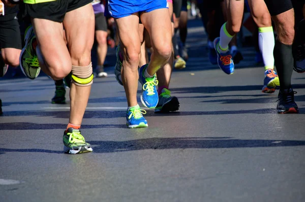 Maratón běží závod, lidé nohy na silnici, sport — Stock fotografie