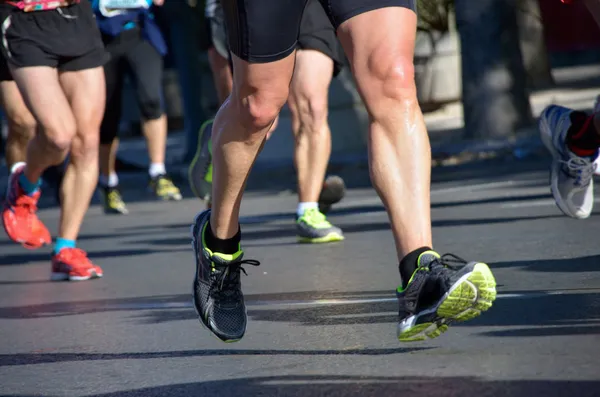 Maraton wyścigu, nogi ludzi na drodze, sport — Zdjęcie stockowe