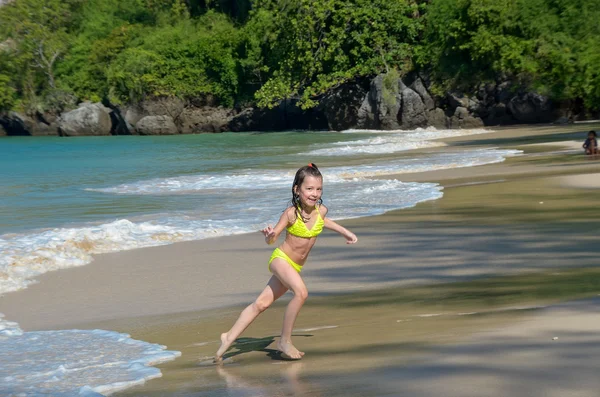 Chica feliz juega en el mar en la playa tropical —  Fotos de Stock