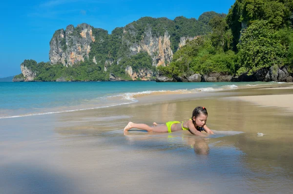 Menina feliz joga no mar na praia tropical — Fotografia de Stock