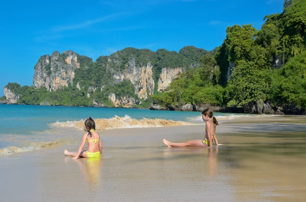 Meninas felizes jogar no mar na praia tropical — Fotografia de Stock