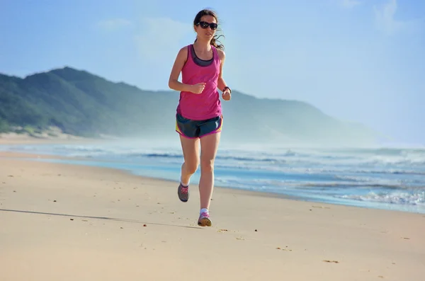 Frau läuft am Strand, schöne Läuferin joggt draußen — Stockfoto