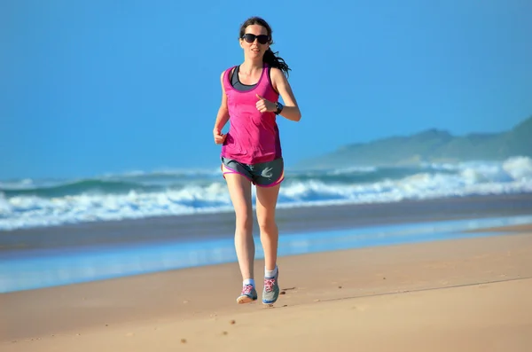 Frau läuft am Strand, schöne Läuferin joggt draußen — Stockfoto