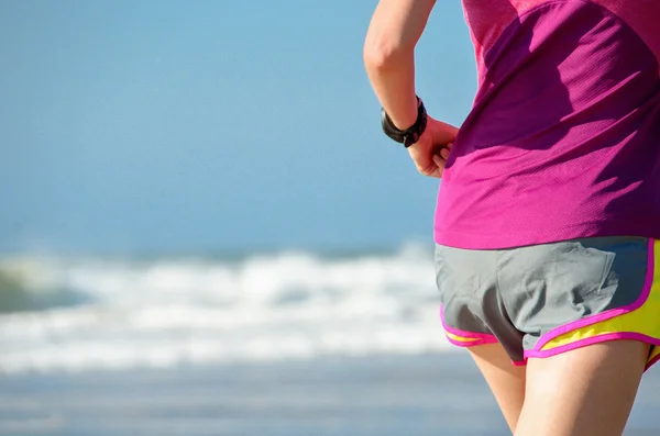 Mujer corriendo en la playa, hermosa chica corredora corriendo al aire libre —  Fotos de Stock