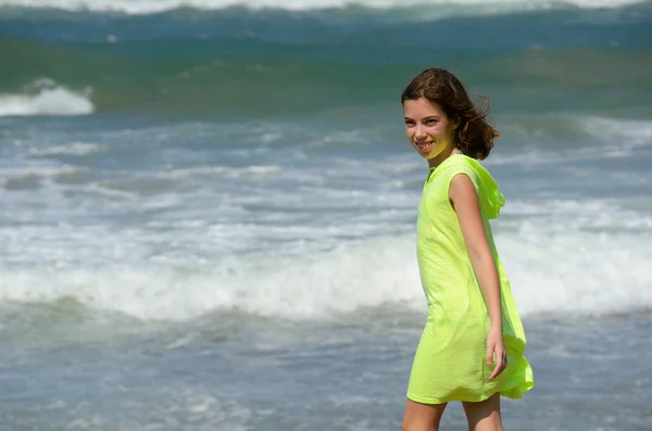 Dívka na pláži při pohledu na moři — Stock fotografie