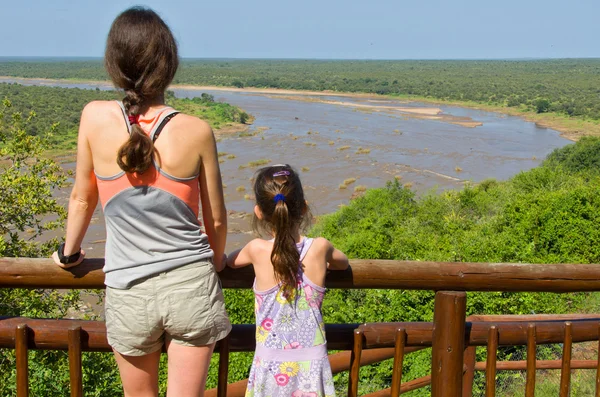 Mãe e filha olhando para a bela vista do rio — Fotografia de Stock
