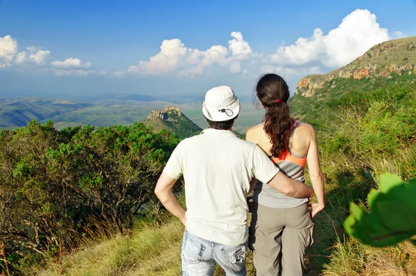 Pareja feliz trekking en las montañas — Foto de Stock