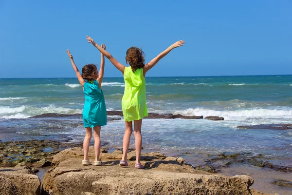 Crianças felizes na praia do oceano se divertindo — Fotografia de Stock