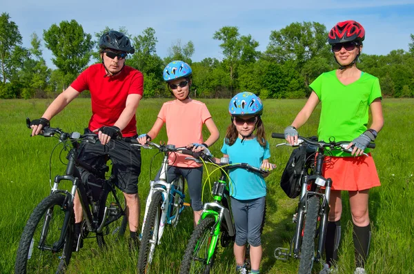 Famiglia felice in bicicletta, in bicicletta con i bambini — Foto Stock