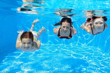 mutlu aile Yüzme sualtı havuzu ve having fun