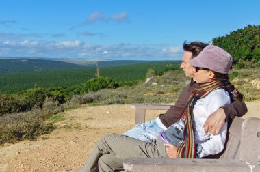 kruger national Park güzel manzaraya bakarak mutlu çift