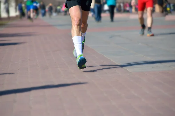Maraton wyścigu, ludzie stóp na drodze — Zdjęcie stockowe