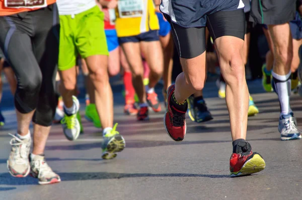 Carrera de maratón, gente pies en la carretera —  Fotos de Stock