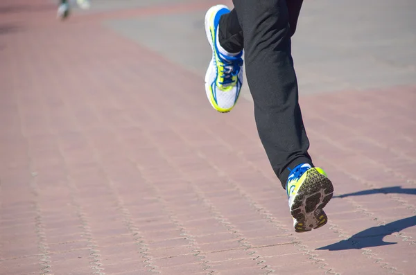 Concepto de carrera, las piernas del hombre corren —  Fotos de Stock