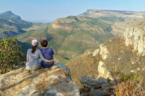 Pareja feliz mirando la hermosa vista del cañón del río Blyde —  Fotos de Stock