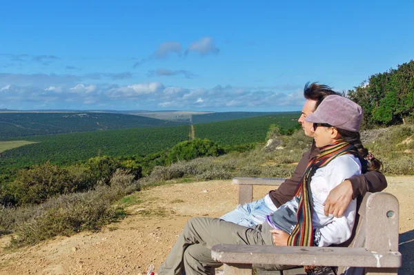 Lyckliga par titta på vacker utsikt över nationalparken Krugerparken — Stockfoto