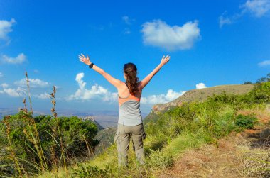 dağlarda trekking kadın