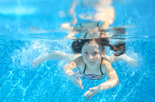 Felice bambino subacqueo attivo nuota in piscina — Foto Stock