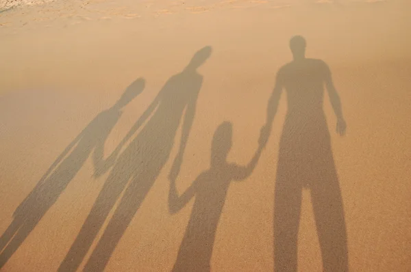 Familjen skuggor på sandstrand — Stockfoto