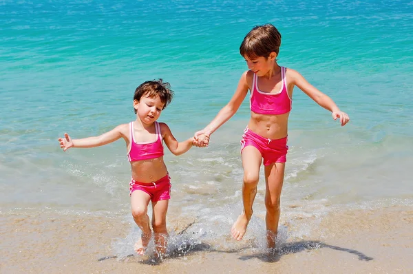 Gelukkige jonge geitjes op strandvakantie — Stockfoto