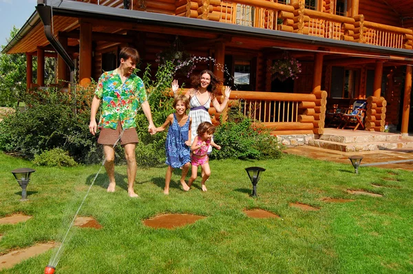 Счастливая семья весело проводит время в саду — стоковое фото
