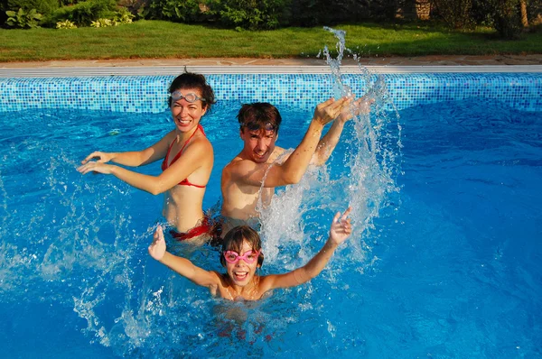 Família piscina diversão — Fotografia de Stock