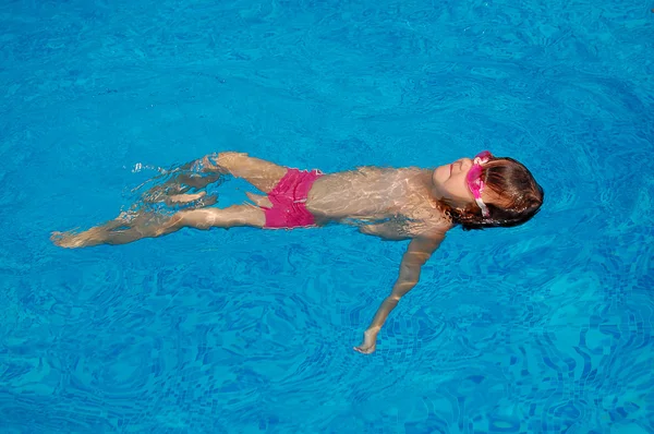 Little child swimming in pool — Stock Photo, Image