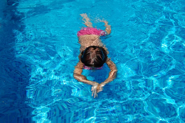 Medencében úszó kislány — Stock Fotó