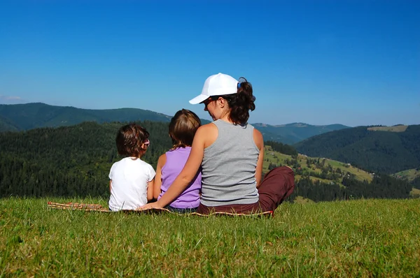 Feliz familia activa en vacaciones de verano en las montañas — Foto de Stock