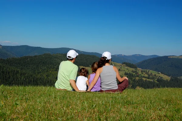 Familie van vier op vakantie in de bergen — Stockfoto