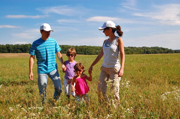 Familia con niños al aire libre — Foto de Stock