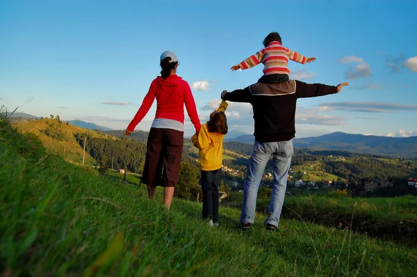 Familia de cuatro en vacaciones en las montañas — Foto de Stock