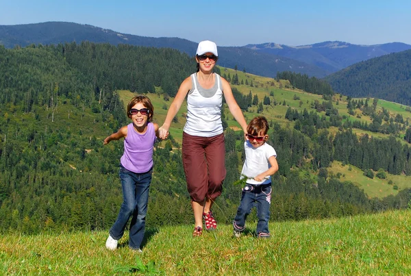 Ευτυχισμένη ενεργό οικογένεια στις καλοκαιρινές διακοπές στα βουνά — Φωτογραφία Αρχείου