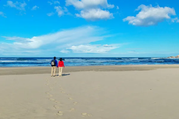 Счастливая пара на прекрасном океанском пляже — стоковое фото