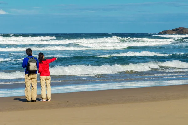 Glückliches Paar am schönen Strand am Meer — Stockfoto
