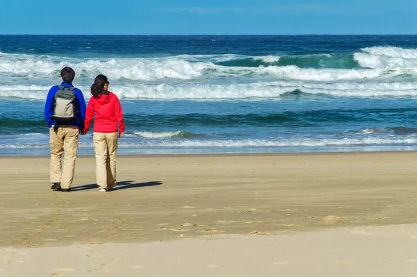 Glückliches Paar am schönen Strand am Meer — Stockfoto