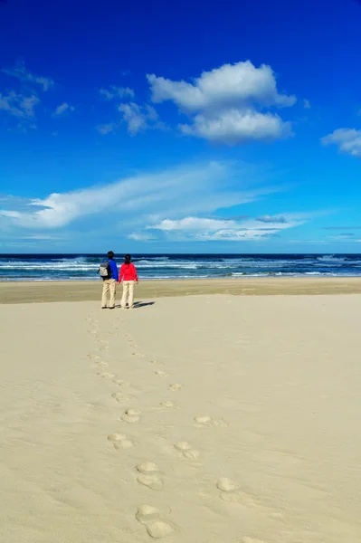 아름 다운 바다 해변에서 행복 한 부부 — 스톡 사진