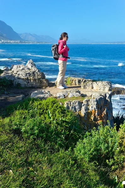 Frau blickt auf schönen Meerblick in Hermanus, Wanderurlaub und Reisen — Stockfoto