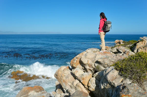 Donna guardando bella vista sull'oceano — Foto Stock