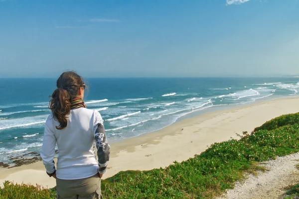 Kobieta patrząc w piękny ocean view — Zdjęcie stockowe