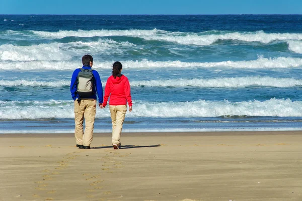 Couple heureux sur la belle plage de l'océan — Photo