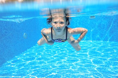 mutlu etkin su altı çocuk havuzunda yüzüyor