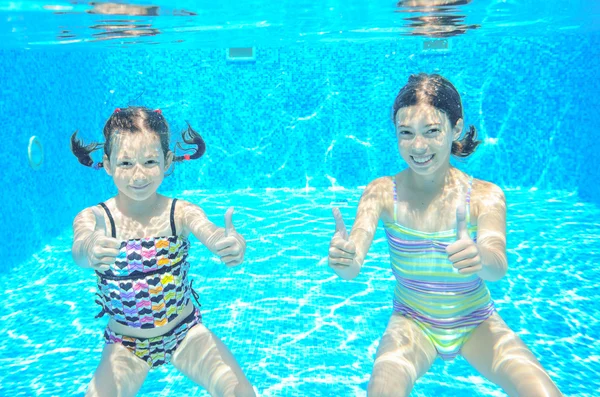 Glada aktiva barn spela under vattnet i poolen — Stockfoto