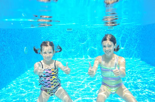 スイミング プールでアクティブ ハッピーキッズ再生水中 — Stock fotografie